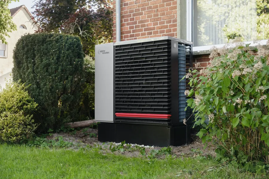 Monobloc air-to-water heat pump
