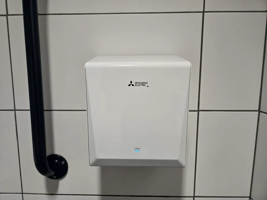 Jet-type hand dryer