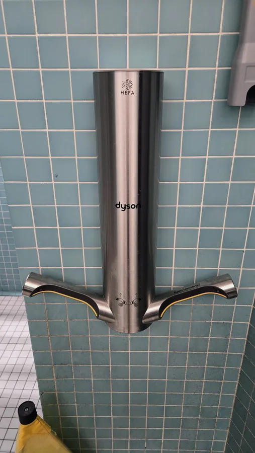 Blade-type hand dryer